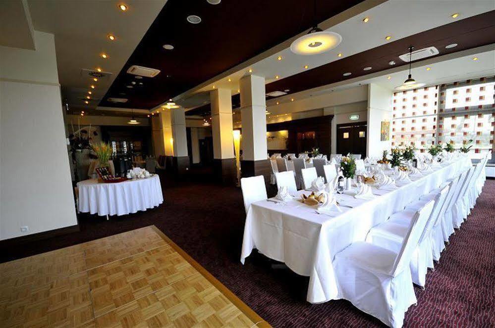 Hotel Teczowy Mlyn Kielce Nhà hàng bức ảnh